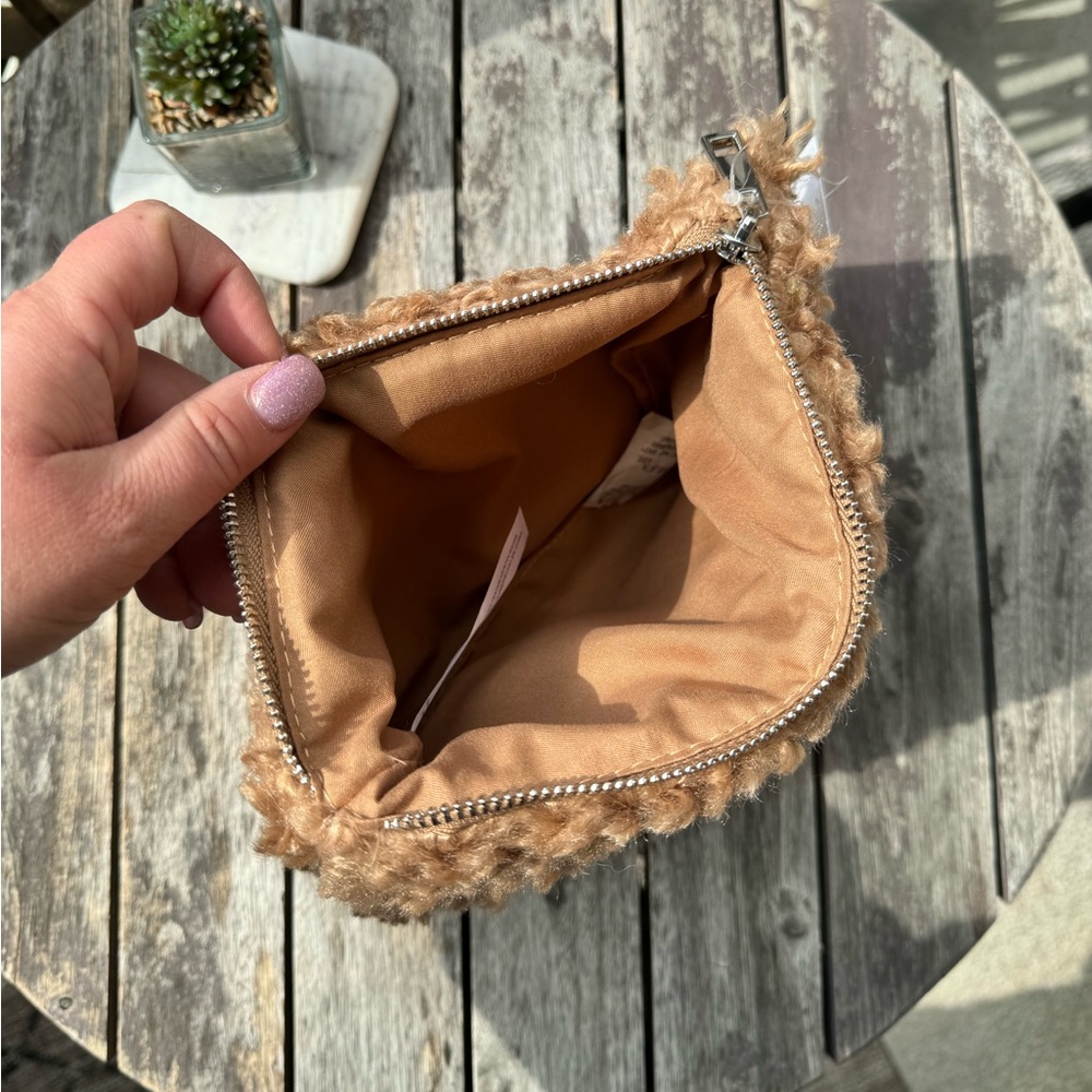 BDG fleece Teddy pouch - Picture 5 of 5